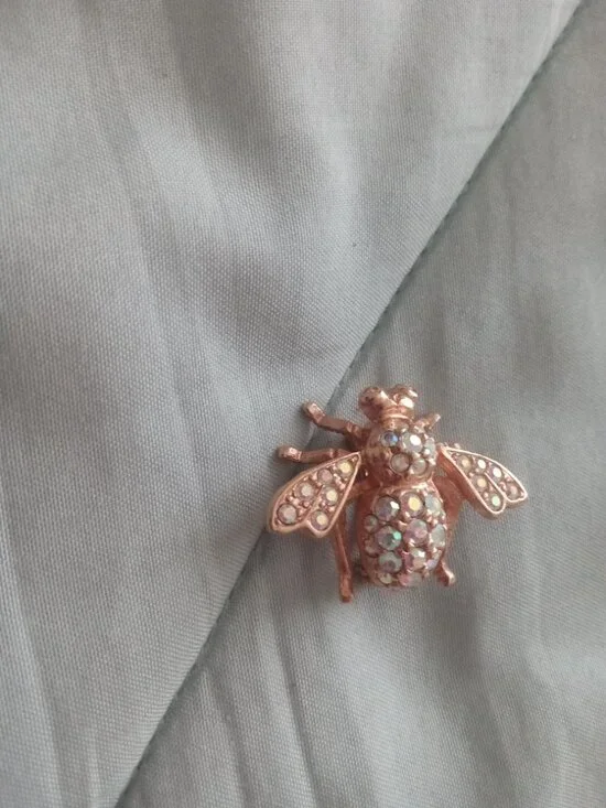 Joan Rivers Rose Gold Bee Brooch - Picture 2 of 3